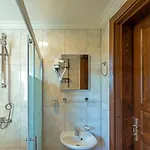 Sandal Otel *