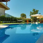 Sandal Otel